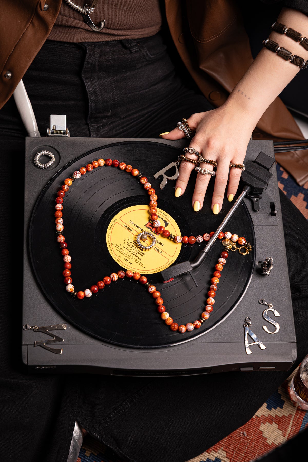 Collar de ágatas RONNIKA sobre un tocadiscos