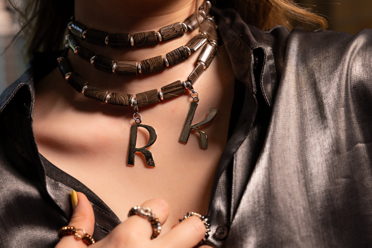 Collares con charms de letras R y K de RONNIKA