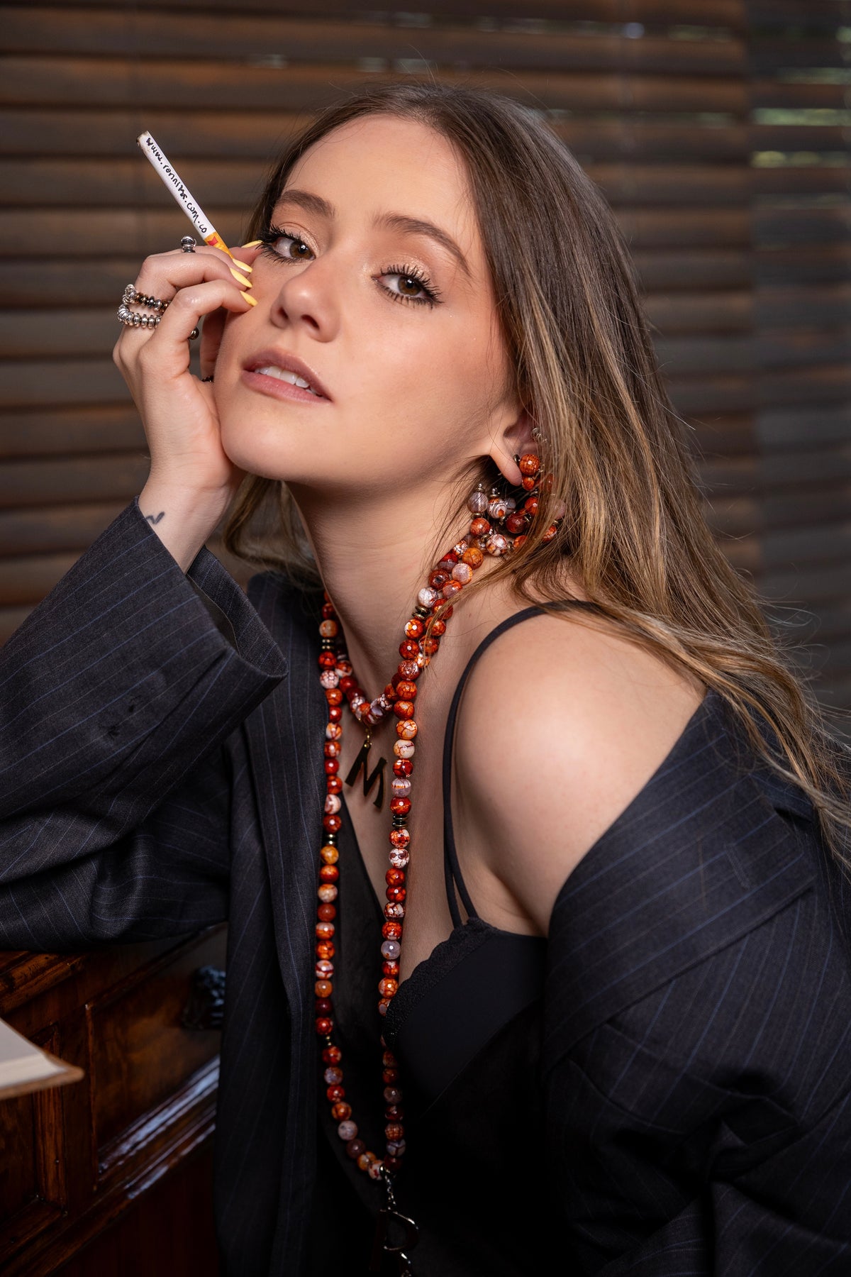 Modelo con collares largos de piedras naturales RONNIKA